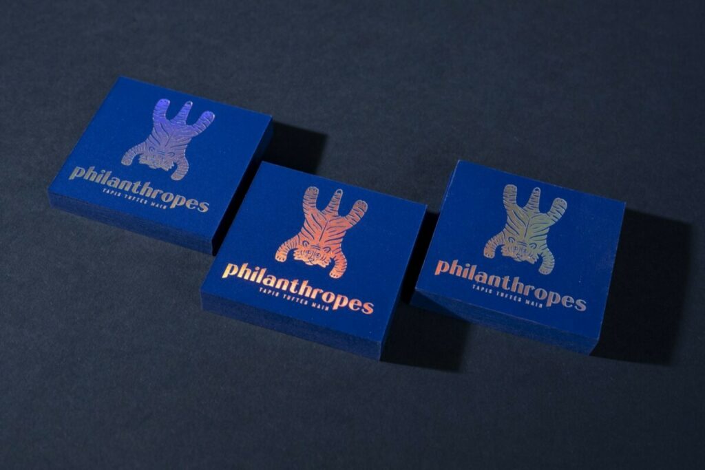 Cartes de visite carrées pour créateur de tapis tuftés – Marquage à chaud holographique laser prism et rose fluo club pink 6638 – Papier bleu Curious matter Adiron blue contre collé 2x270g