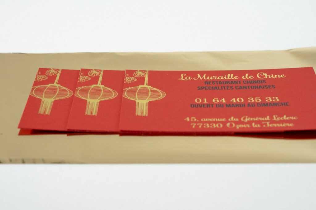 Cartes de visite restaurant asiatique gourmet – Marquage à chaud Or mat et Noir brillant – Papier rouge soyeux Ispira Rosso Passione 360gr