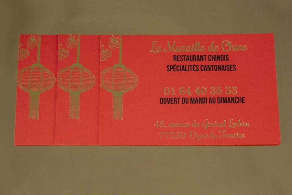 Cartes de visite restaurant asiatique gourmet – Marquage à chaud Or mat et Noir brillant – Papier rouge soyeux Ispira Rosso Passione 360gr