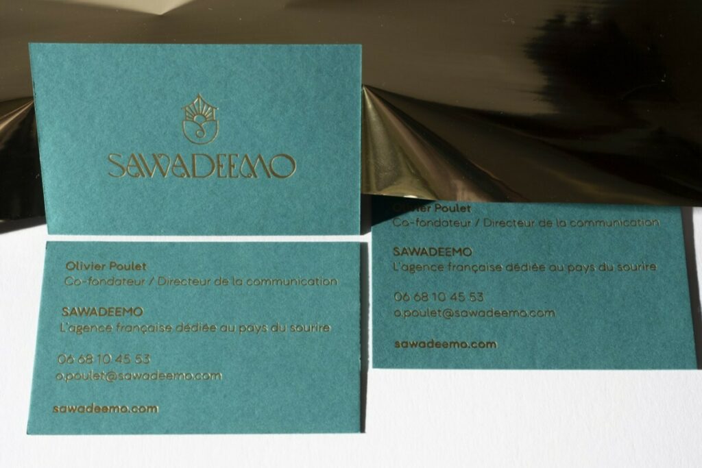 Cartes de visite promoteur immobilier Franco-Thailandais – Marquage à chaud or mat – Colorplan Marrs Green 350g