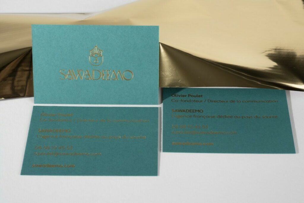 Cartes de visite promoteur immobilier Franco-Thailandais – Marquage à chaud or mat – Colorplan Marrs Green 350g