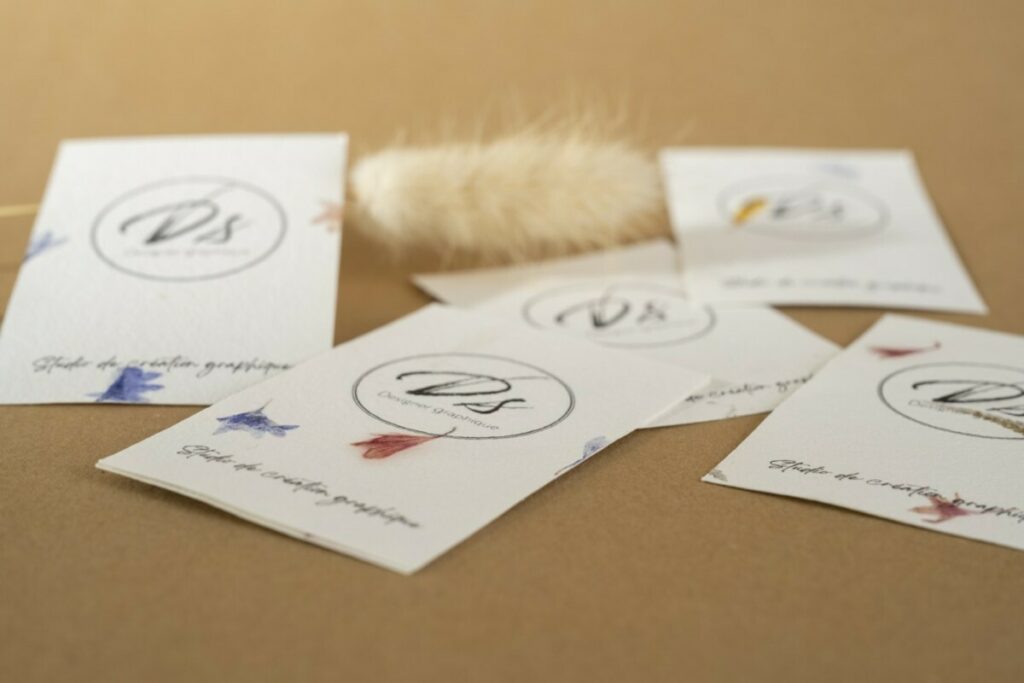 Cartes de visites designer sur papier recyclé avec inclusions de pétales de fleurs véritables