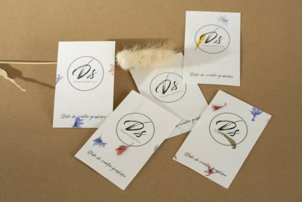 Cartes de visites designer sur papier recyclé avec inclusions de pétales de fleurs véritables