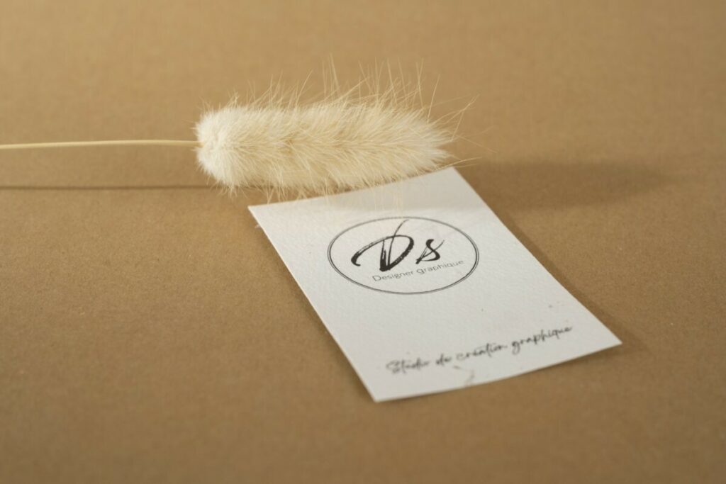Cartes de visites designer sur papier recyclé avec inclusions de pétales de fleurs véritables