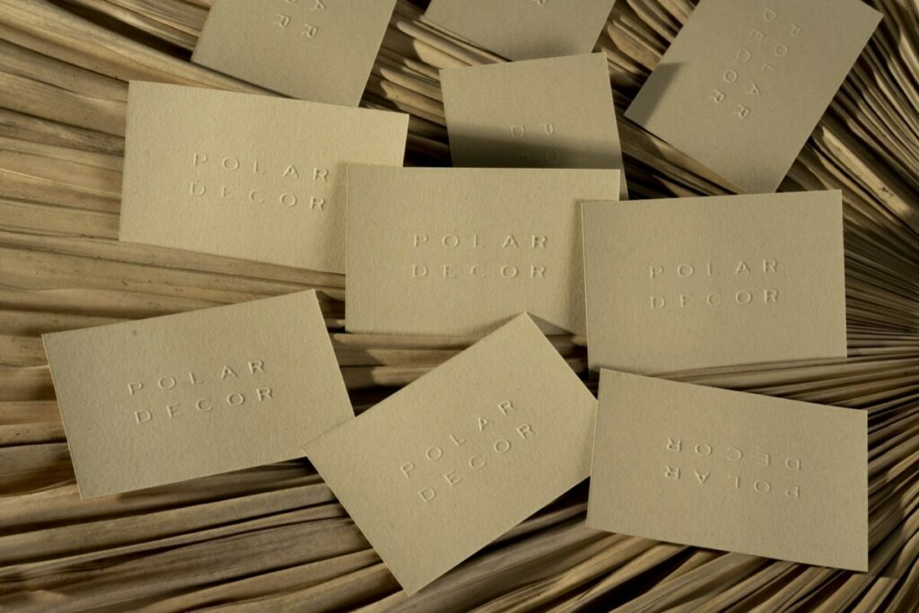 Cartes de visite en gaufrage sur papier kraft recyclé avec inclusions – Gmund Heidi soft kraft 330gr