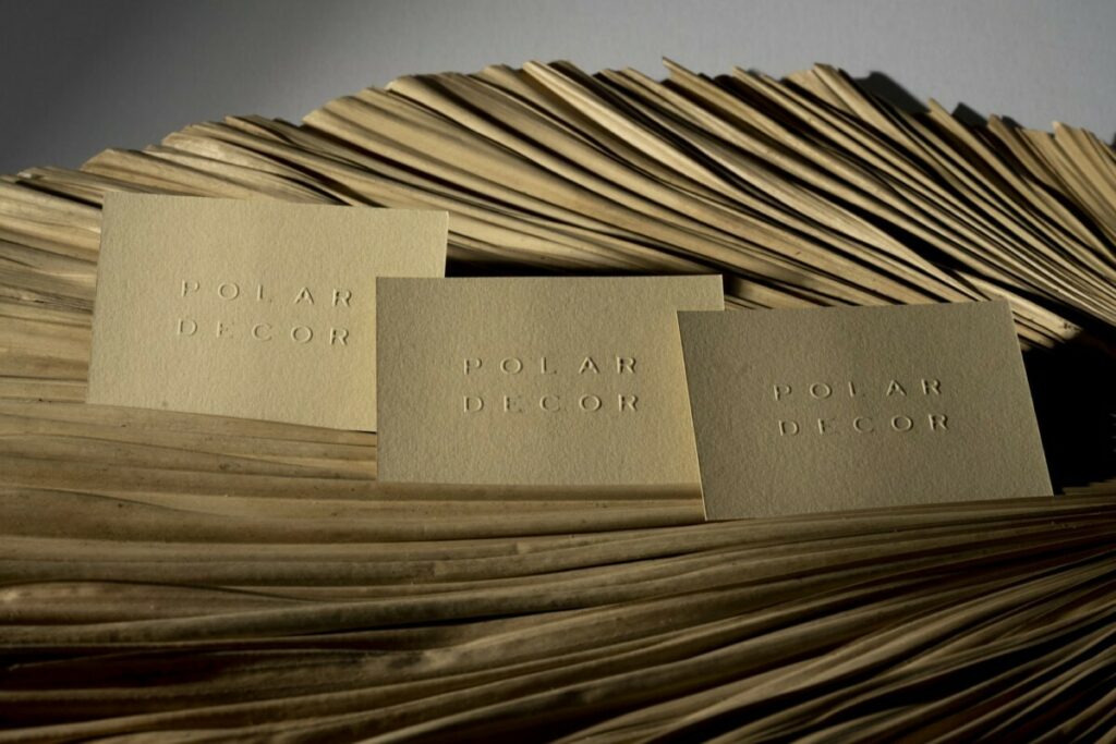 Cartes de visite en gaufrage sur papier kraft recyclé avec inclusions – Gmund Heidi soft kraft 330gr