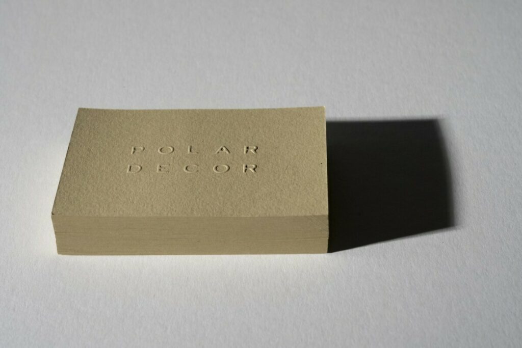 Cartes de visite en gaufrage sur papier kraft recyclé avec inclusions – Gmund Heidi soft kraft 330gr
