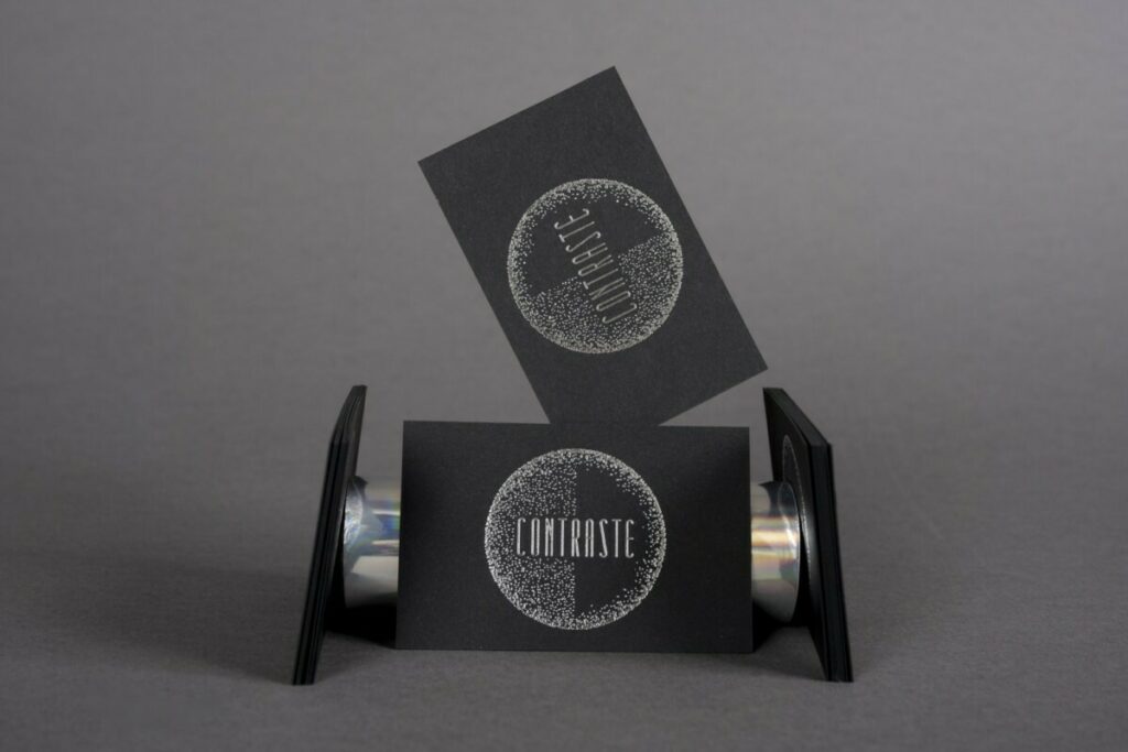 Carte de visite restaurant en marquage à chaud argent brillant avec débossage sur papier noir – Sirio color black 480g