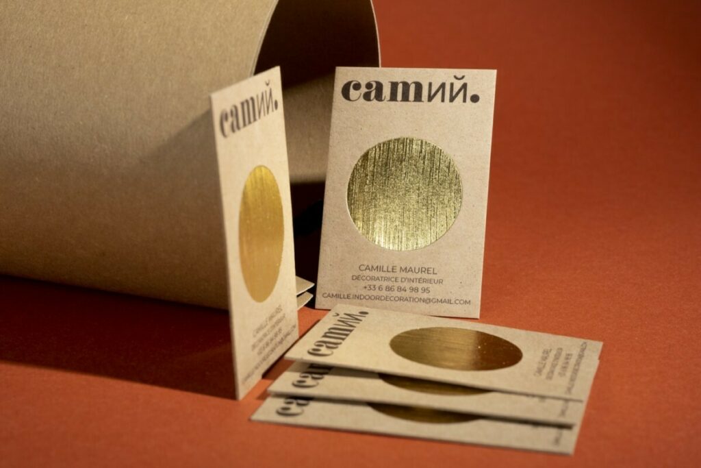 Cartes de visite pour décoratrice d’intérieur – Marquage à chaud micro structuré – Contre collage duplex 600gr – Papier recyclé avec coques de cacao Cocoa Shell