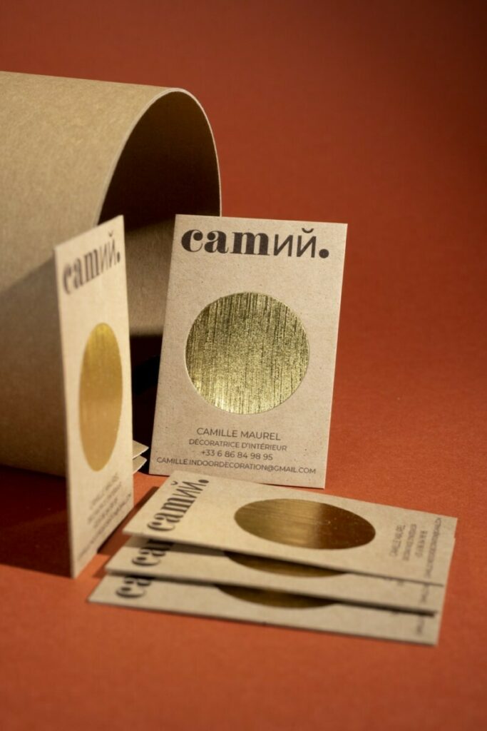 Cartes de visite pour décoratrice d’intérieur – Marquage à chaud micro structuré – Contre collage duplex 600gr – Papier recyclé avec coques de cacao Cocoa Shell