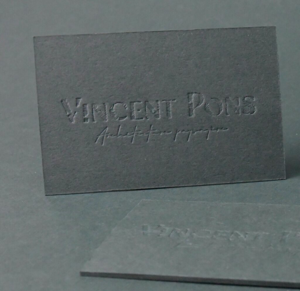 Carte de visite paysagiste – Contre collage duplex 540g – Colorplan Racing green – Débossage pur en creux avec micro texture – Marquage à chaud blanc brillant