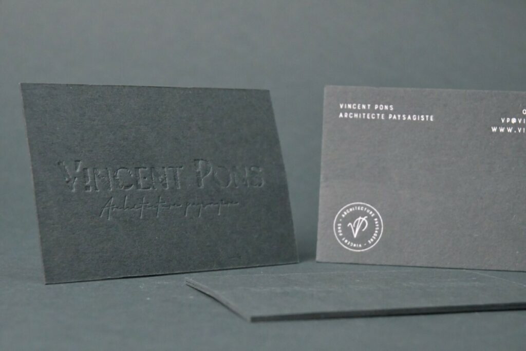 Carte de visite paysagiste – Contre collage duplex 540g – Colorplan Racing green – Débossage pur en creux avec micro texture – Marquage à chaud blanc brillant