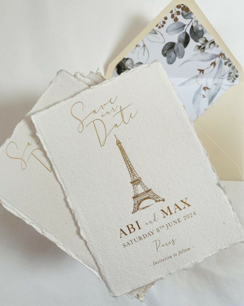 Save the date mariage thème Parisien Tour Eiffel – Marquage à chaud or mat sur papier fait main avec bords frangés