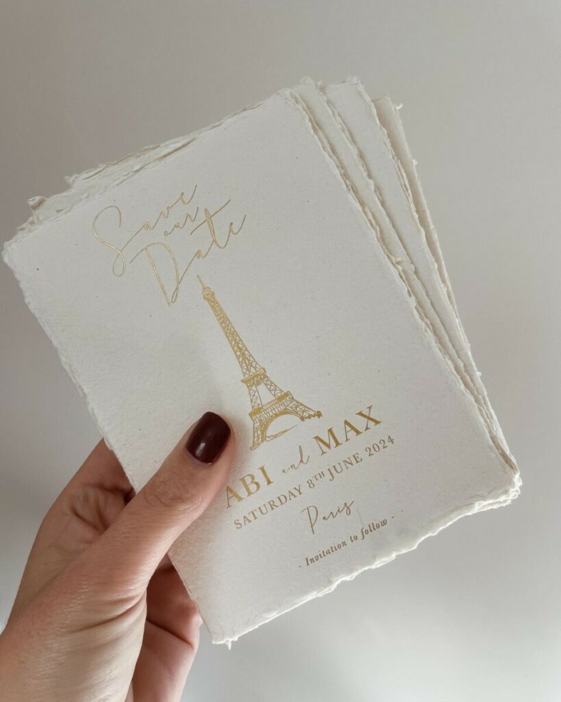 Save the date mariage thème Parisien Tour Eiffel – Marquage à chaud or mat sur papier fait main avec bords frangés