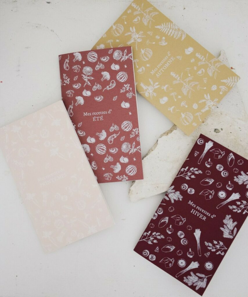 Carnets de recette 4 saisons format portait – Reliure en couture singer – Impression blanc numérique sur Keaykolour 300g