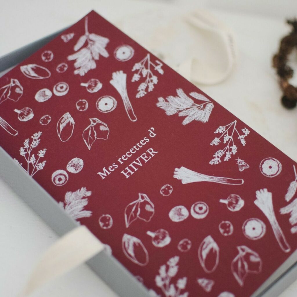 Carnets de recette 4 saisons format portait – Reliure en couture singer – Impression blanc numérique sur Keaykolour 300g