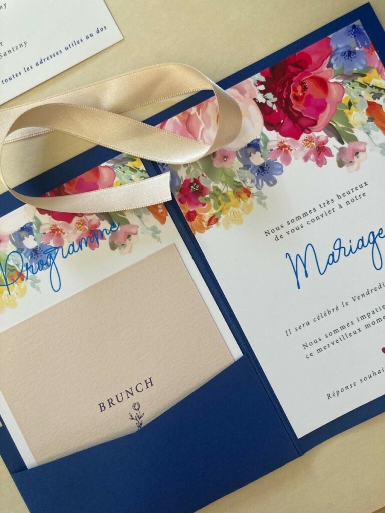 Faire-part de mariage aquarelle fleurie avec pochette bleu teintée masse – Colorplan Sapphir – Dorure numérique bleu sur pelliculage mat