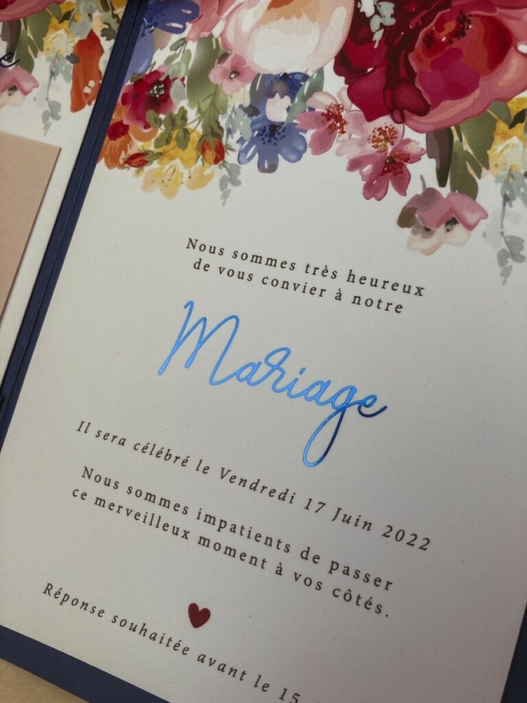 Faire-part de mariage aquarelle fleurie avec pochette bleu teintée masse – Colorplan Sapphir – Dorure numérique bleu sur pelliculage mat