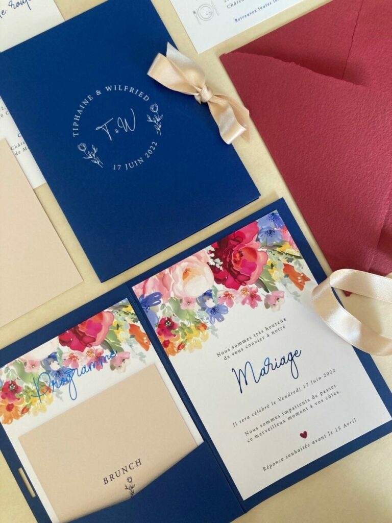Faire-part de mariage aquarelle fleurie avec pochette bleu teintée masse – Colorplan Sapphir – Dorure numérique bleu sur pelliculage mat