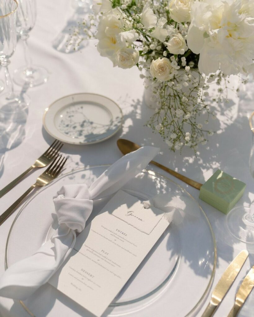 Menu de mariage avec marque place assorti sur papier coton avec bords frangés et reliure par ruban blanc artisanal – Arches texture 400g