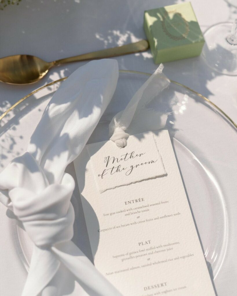 Menu de mariage avec marque place assorti sur papier coton avec bords frangés et reliure par ruban blanc artisanal – Arches texture 400g