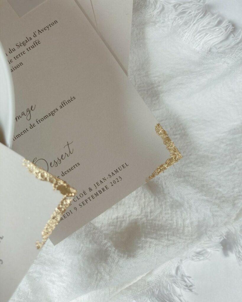 Menu de mariage dorure à la feuille d’or véritable – Marque place sur papier calque et reliure avec ruban blanc – Colorplan Mist 270g