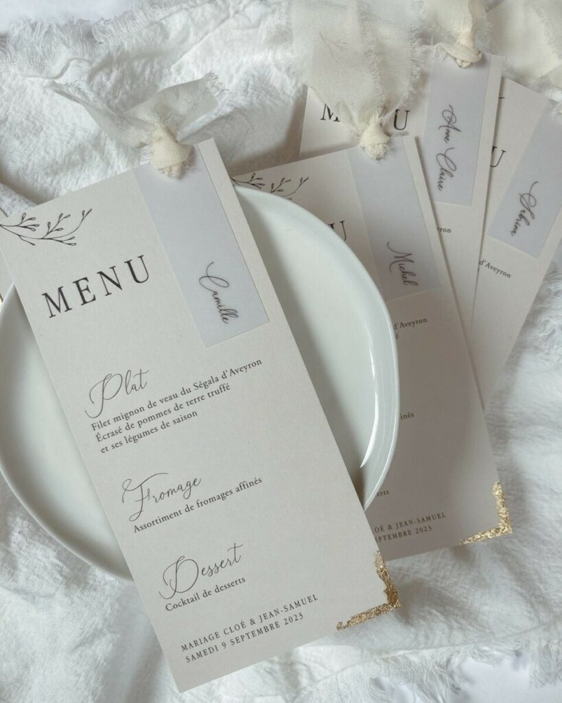 Menu de mariage dorure à la feuille d’or véritable – Marque place sur papier calque et reliure avec ruban blanc – Colorplan Mist 270g