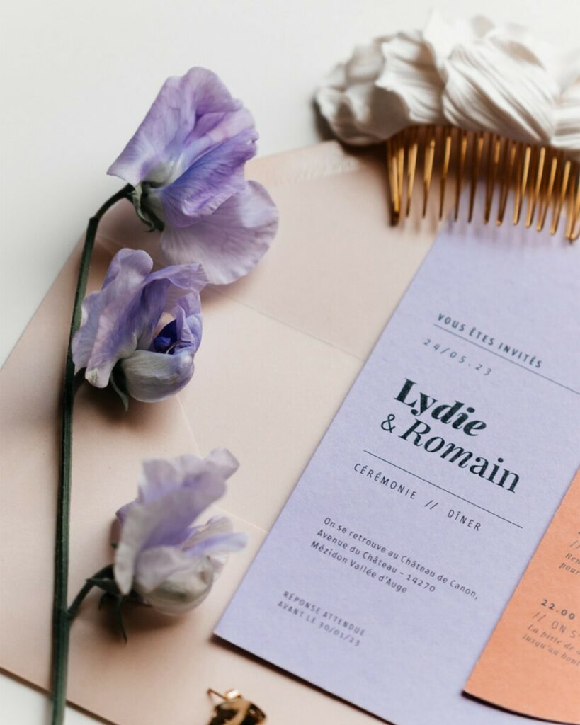Faire-part de mariage Modern Love  pochette et découpe sur mesure – Colorplan Mandarin et Lavender – Impression blanche numérique