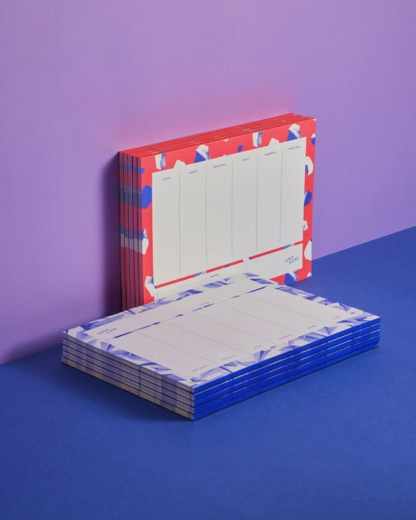 Blocs notes upcyclés à partir de papiers déjà imprimés – Impression pantone et collage en tête avec colle pigmenté bleu et rouge fluo