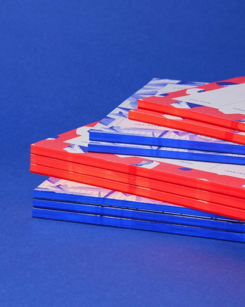 Blocs notes upcyclés à partir de papiers déjà imprimés – Impression pantone et collage en tête avec colle pigmenté bleu et rouge fluo