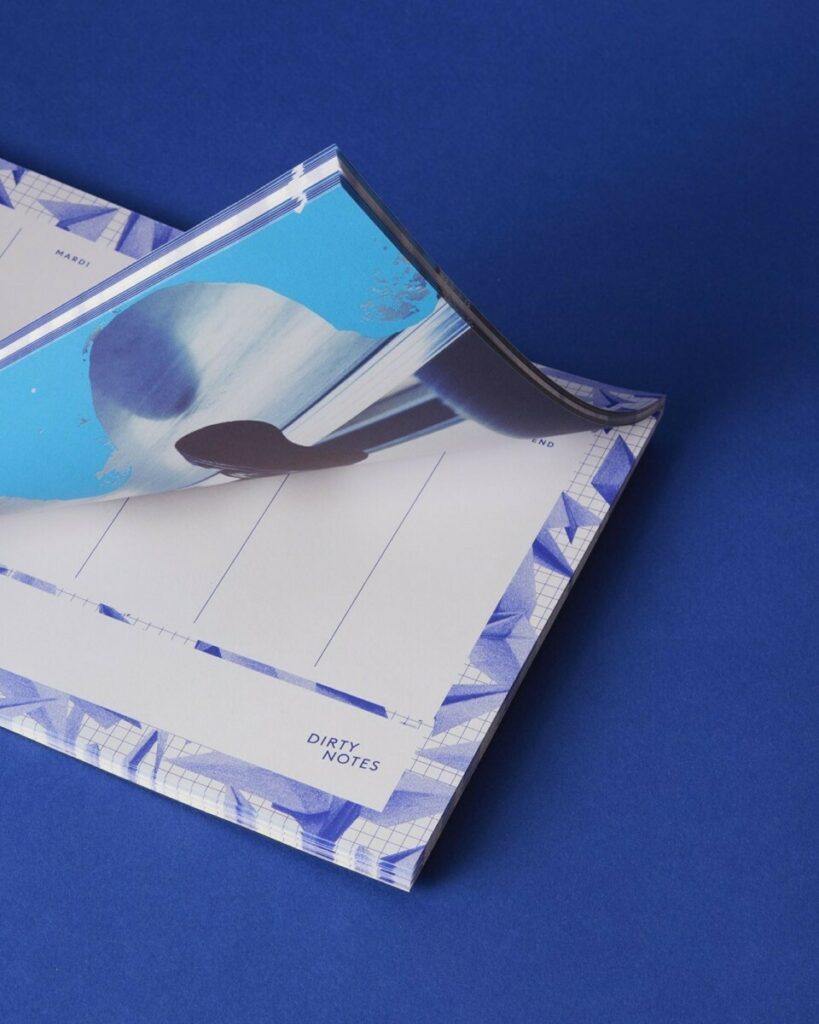 Blocs notes upcyclés à partir de papiers déjà imprimés – Impression pantone et collage en tête avec colle pigmenté bleu et rouge fluo