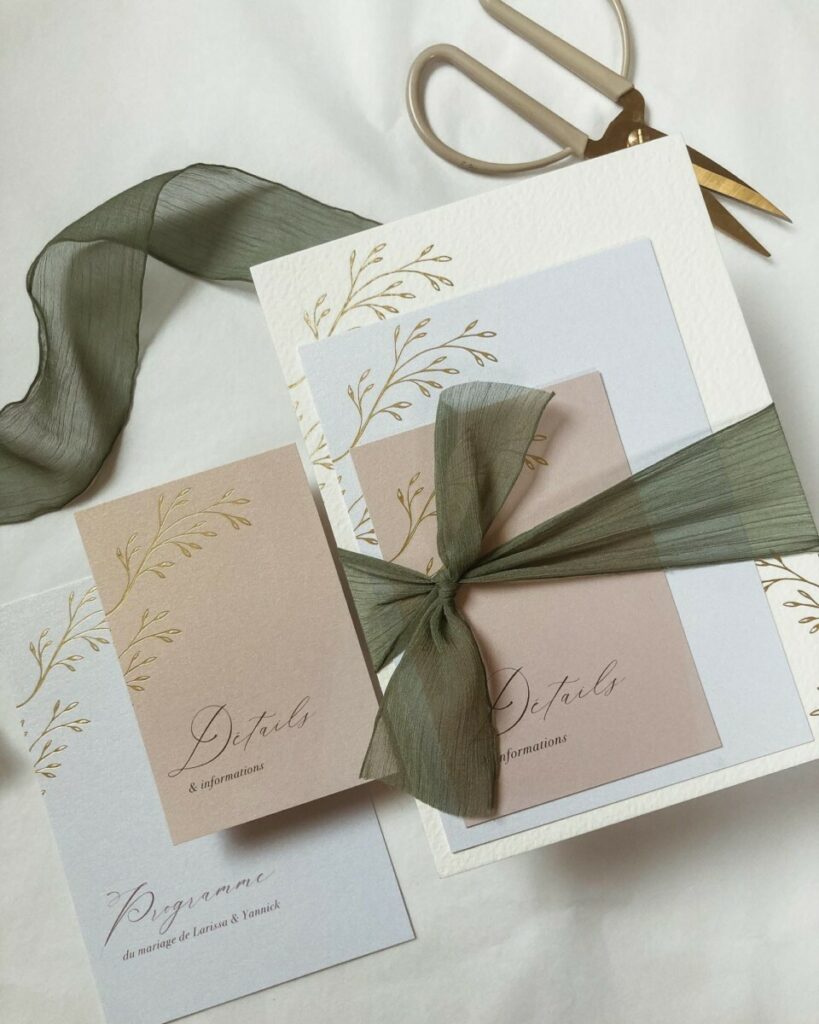 Faire-part de mariage papier texturé et dorure à chaud or mat – Arches texture 400g – Keaykolour Biscuit – Reliure avec ruban mousseline vert kaki
