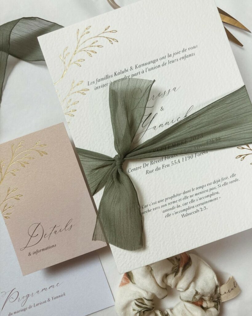 Faire-part de mariage papier texturé et dorure à chaud or mat – Arches texture 400g – Keaykolour Biscuit – Reliure avec ruban mousseline vert kaki