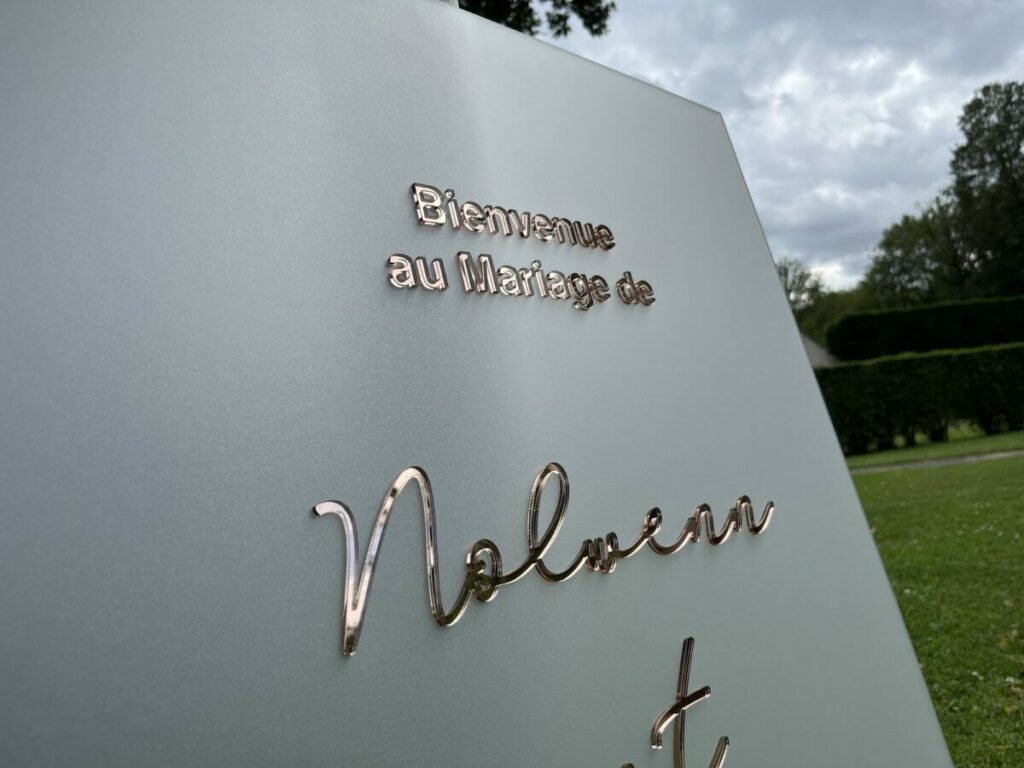 Panneau de bienvenue Mariage – Plexiglass givré 3mm avec prénoms en plexi rose gold 3mm