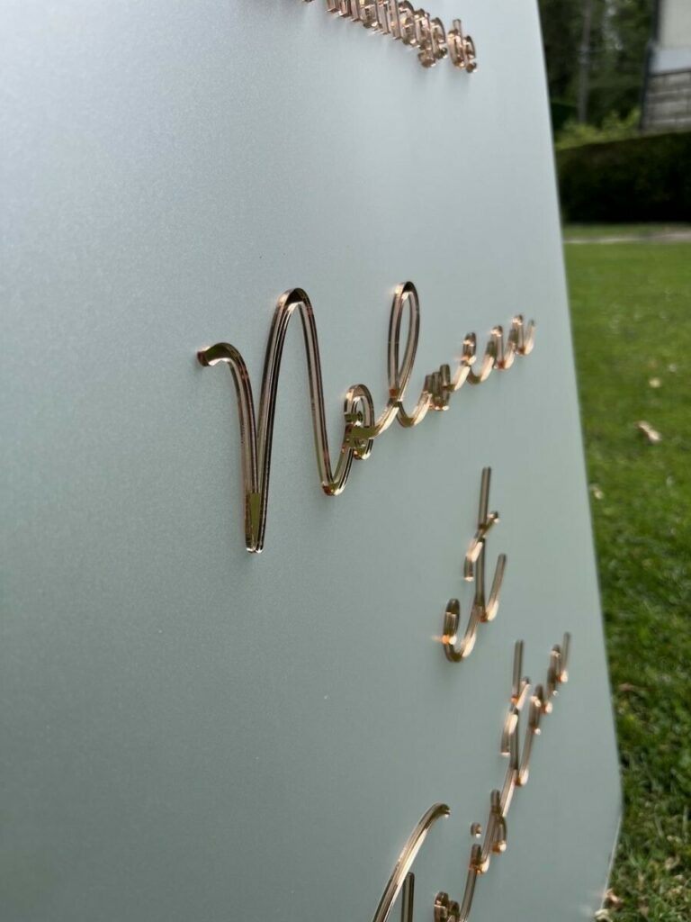 Panneau de bienvenue Mariage – Plexiglass givré 3mm avec prénoms en plexi rose gold 3mm