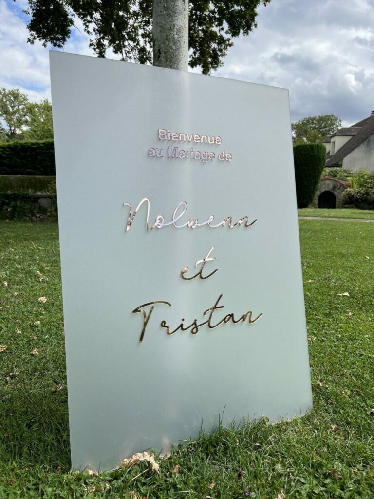 Panneau de bienvenue Mariage – Plexiglass givré 3mm avec prénoms en plexi rose gold 3mm