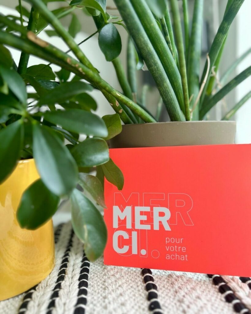 Carte de remerciement pour boutique – Couché mat 350g – Pantone rouge fluo 805C