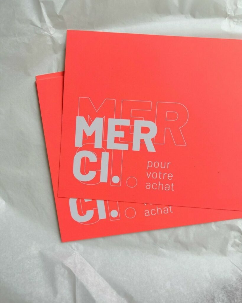 Carte de remerciement pour boutique – Couché mat 350g – Pantone rouge fluo 805C