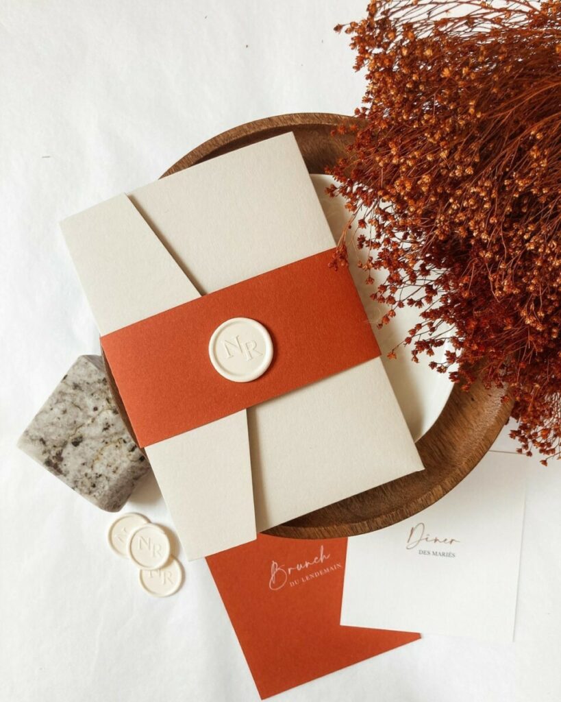 Faire-Part de mariage pochette Pockart avec rabat et coupons – Impression terracotta – Colorplan Mist – Belly band Materica Terra rossa – Cachet de cire blanc sur mesure avec initiales