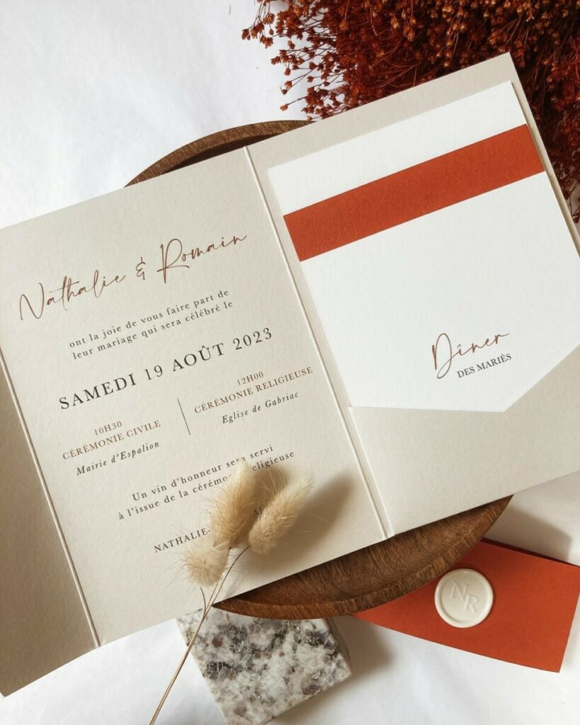 Faire-Part de mariage pochette Pockart avec rabat et coupons – Impression terracotta – Colorplan Mist – Belly band Materica Terra rossa – Cachet de cire blanc sur mesure avec initiales