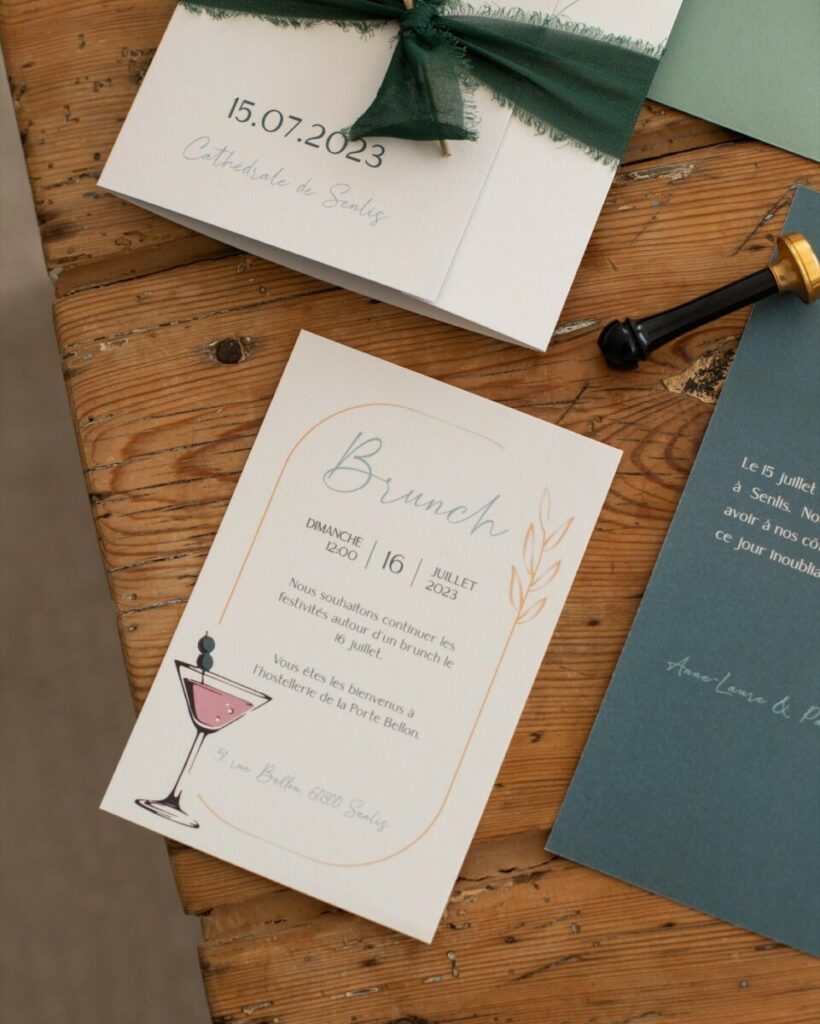 Faire-part de mariage bleu et vert avec pliage – Papier de création Old Mill Premium White 300g – Ruban Mousseline Vert foncé – Cachet de cire blanc