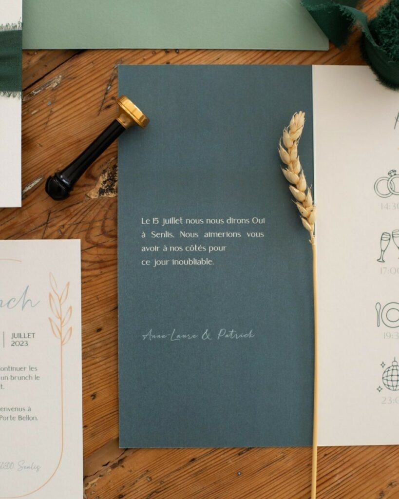 Faire-part de mariage bleu et vert avec pliage – Papier de création Old Mill Premium White 300g – Ruban Mousseline Vert foncé – Cachet de cire blanc