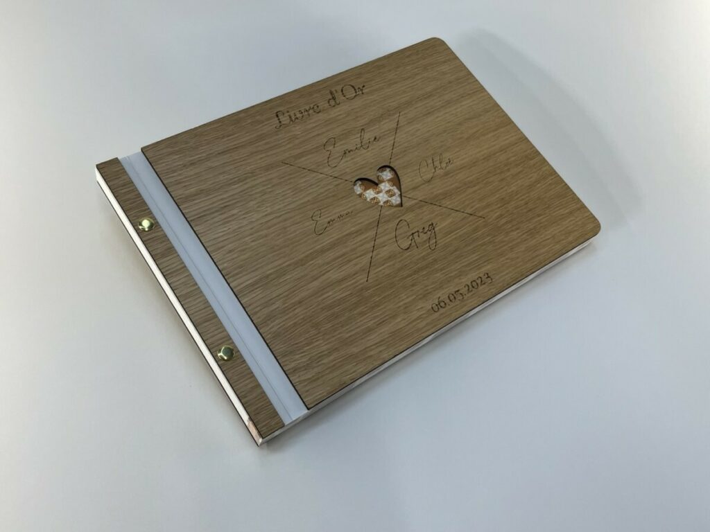 Livre d’or mariage en bois –  couverture noyer véritable – découpe angles arrondis – reliure avec 2 vis laiton – découpe laser forme de coeur