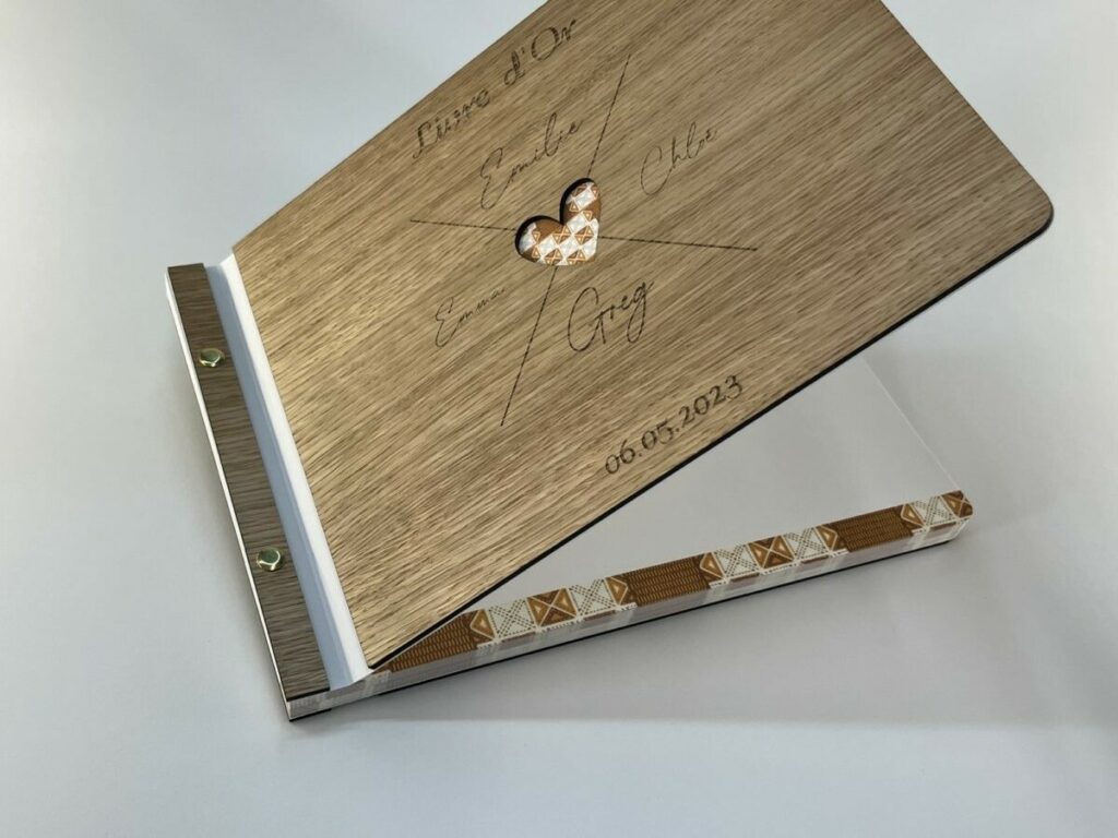 Livre d’or mariage en bois –  couverture noyer véritable – découpe angles arrondis – reliure avec 2 vis laiton – découpe laser forme de coeur