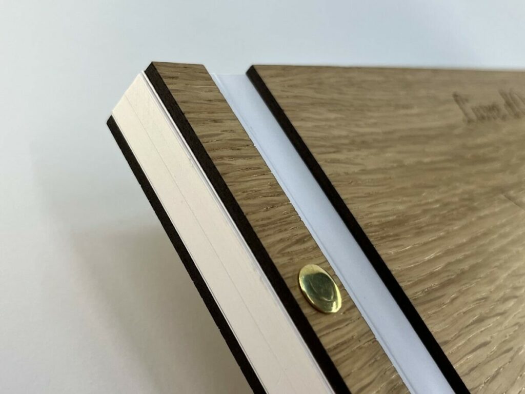 Livre d’or mariage en bois –  couverture noyer véritable – découpe angles arrondis – reliure avec 2 vis laiton – découpe laser forme de coeur
