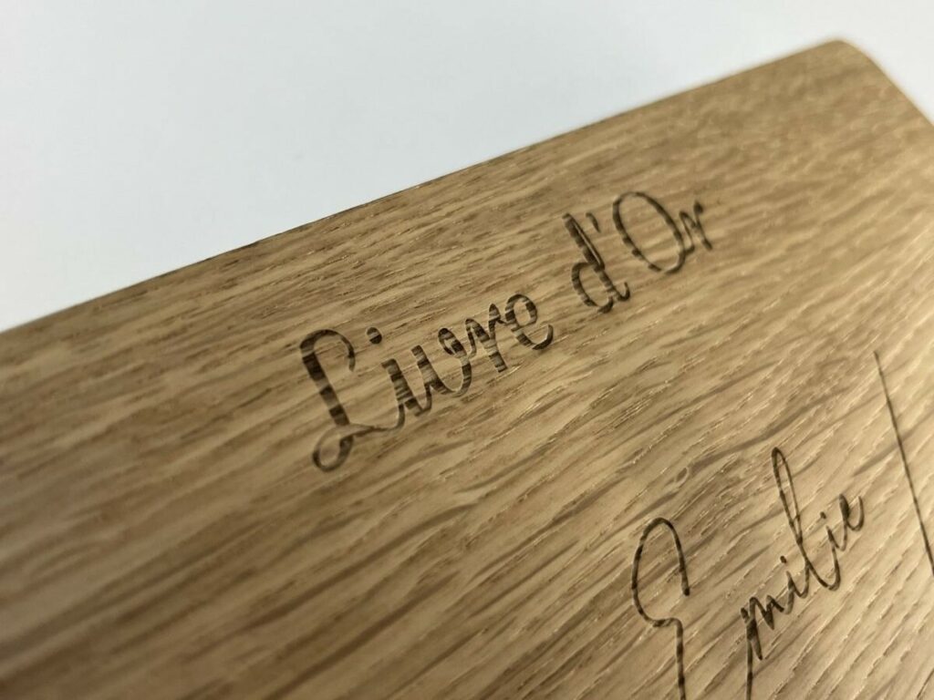 Livre d’or mariage en bois –  couverture noyer véritable – découpe angles arrondis – reliure avec 2 vis laiton – découpe laser forme de coeur