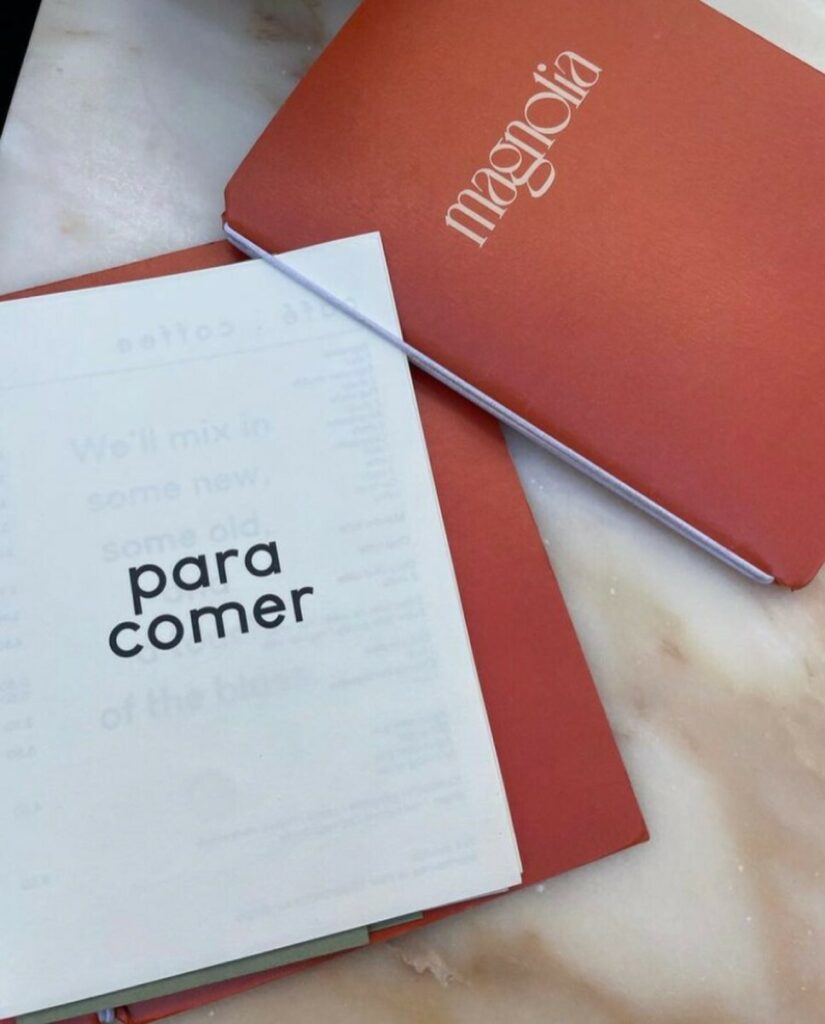Carte de restaurant Portugal – Feuillets pliés avec reliure par élastique blanc – Materica Terra Rossa avec marquage à chaud beige – Materica Limestone – Materica Verdigris 120g