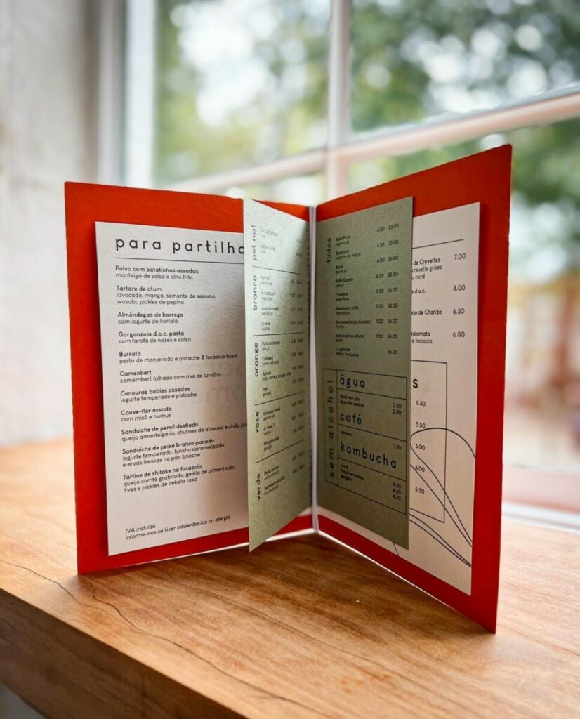 Carte de restaurant Portugal – Feuillets pliés avec reliure par élastique blanc – Materica Terra Rossa avec marquage à chaud beige – Materica Limestone – Materica Verdigris 120g