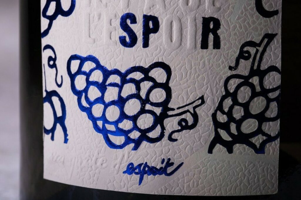 Etiquette d’exception pour bouteille vin de loire – Gaufrage en relief – débossage en creux et marquage à chaud bleu 302 – Papier texturé tintoretto 95g