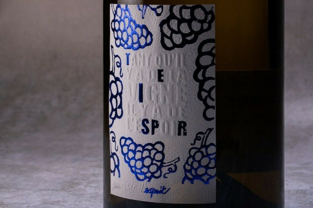 Etiquette d’exception pour bouteille vin de loire – Gaufrage en relief – débossage en creux et marquage à chaud bleu 302 – Papier texturé tintoretto 95g